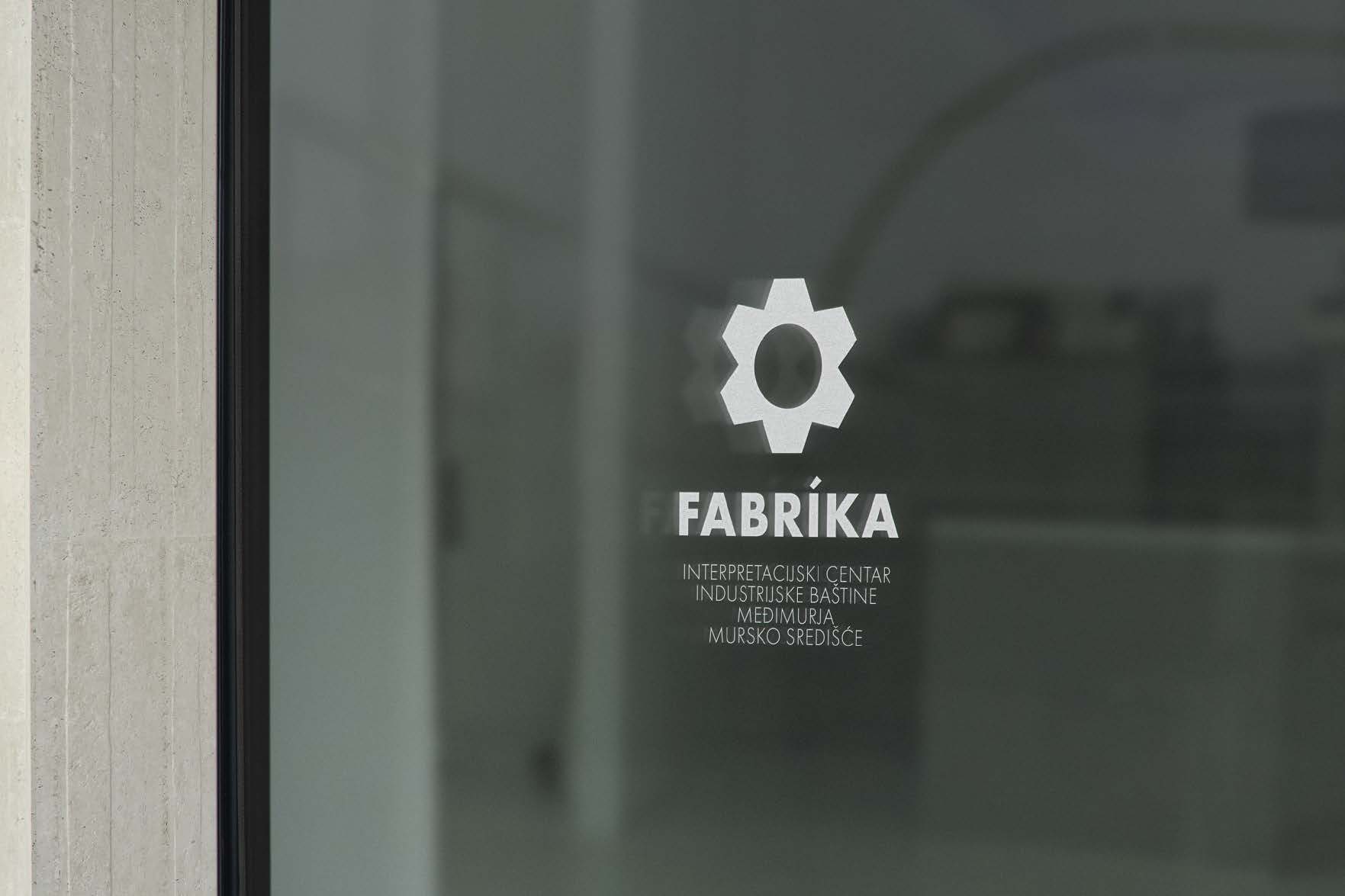 FABRÍKA logotip na staklu